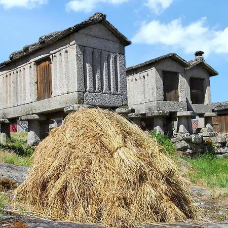 בית נופש Comfortable House In Lindoso, Stunning Mountain View מולדו