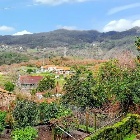 בית נופש Comfortable House In Lindoso, Stunning Mountain View מולדו